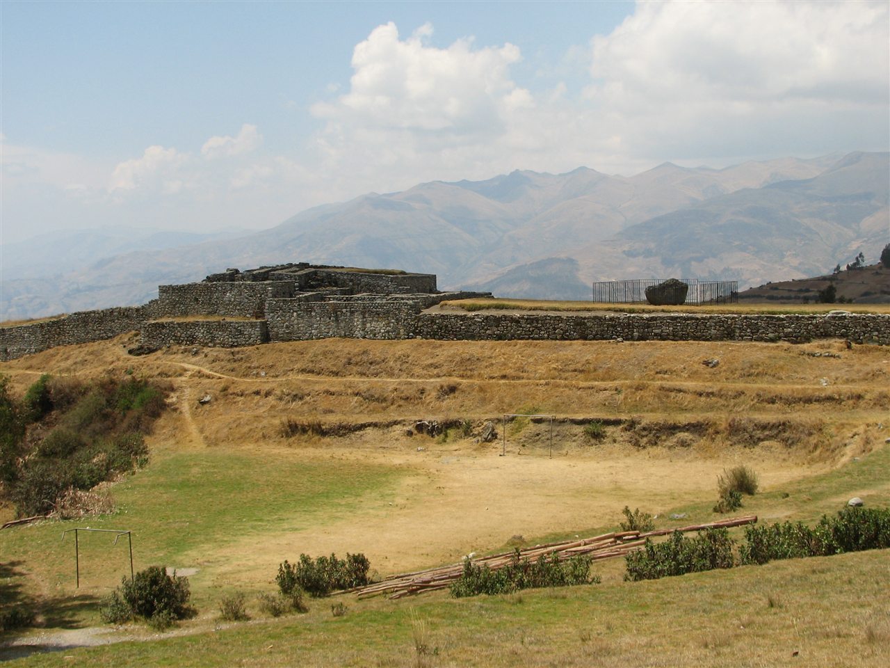 Vista panorámica de las plataformas, escalinatas rituales y fuentes hidráulicas del Conjunto Arqueológico de Saywite en Curahuasi.