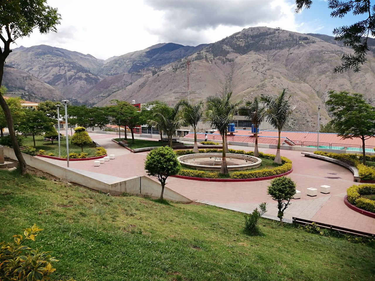 Equipamiento público en el sector Pueblo Joven Centenario Villa Ampay, en la transición urbana hacia las faldas del Ampay en Abancay.