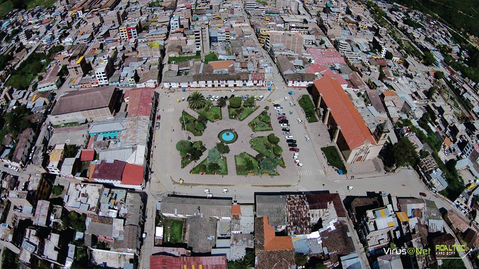 Plaza de Armas de Andahuaylas y entorno monumental del Templo Colonial San Pedro en el Valle del Chumbao.