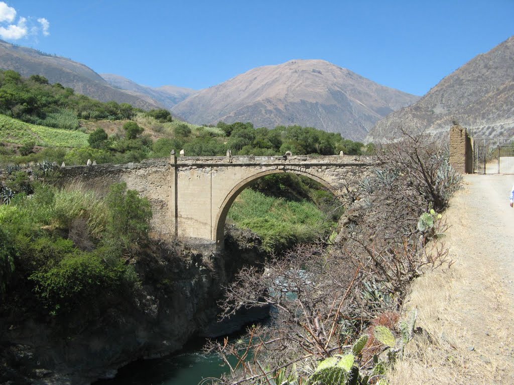 Puente Colonial de Pachachaca (1654): Ingeniería Virreinal en Cal y Canto y Paisaje Cultural de Abancay